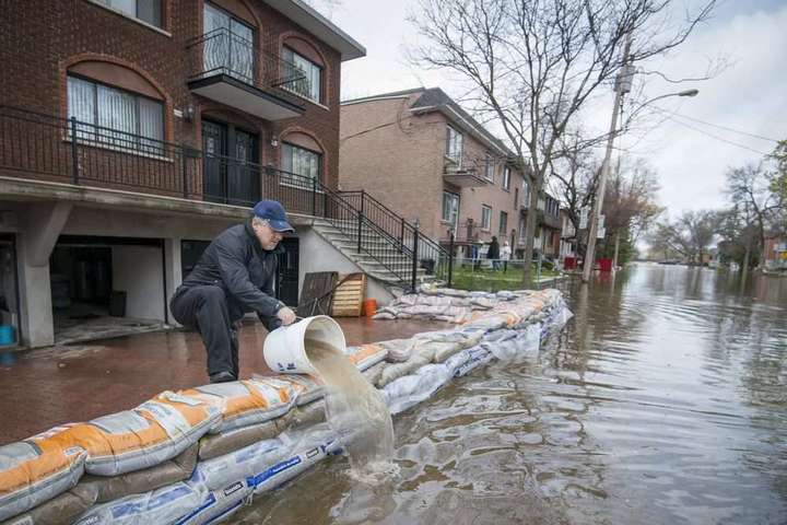 У Канаді понад 1000 будинків пішли під воду (відео)