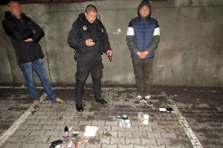 У Києві спецпризначенці затримали чоловіка з пакунками марихуани