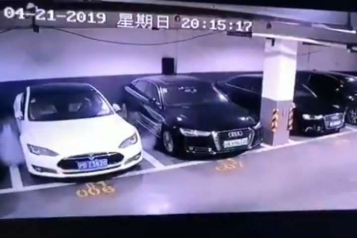 У Шанхаї вибухнув електромобіль Tesla 