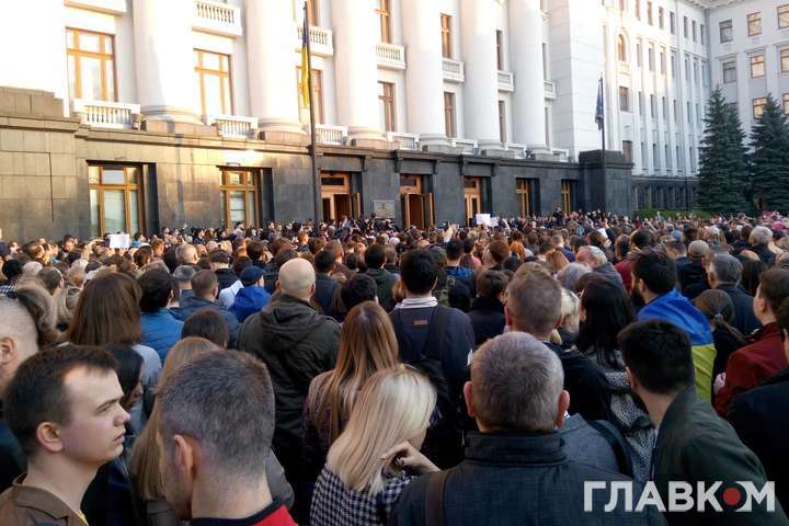 На Банковій у Києві сотні людей дякують Порошенку (відео)