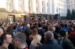 На Банковій у Києві сотні людей дякують Порошенку (відео)