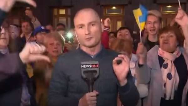 Прихильники Порошенка проти репортера News One: відео, яке потрапило до прямого ефіру