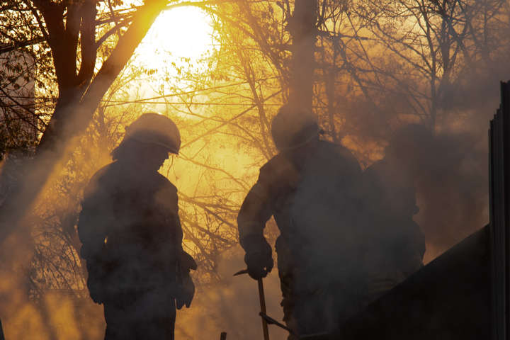 Площу Шевченка в Києві огорнув густий дим: горіли МАФи (фото, відео)