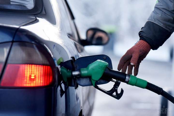 Беларусь приостановила поставки бензина в Украину