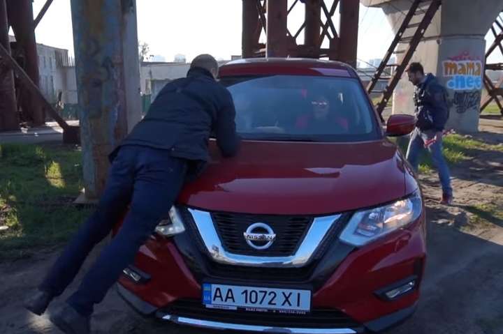 У Києві агресивна автохамка за кермом Nissan ледь не вбила чоловіка (відео)