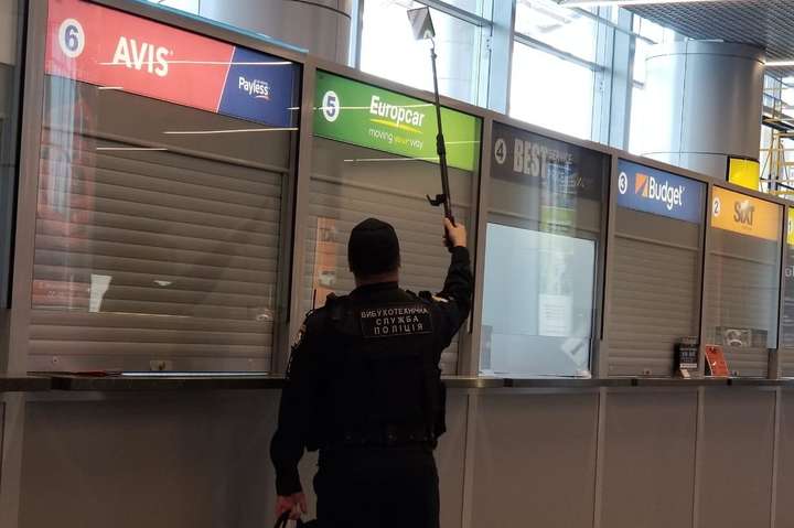Поліцейські шукають бомбу в одеському аеропорту