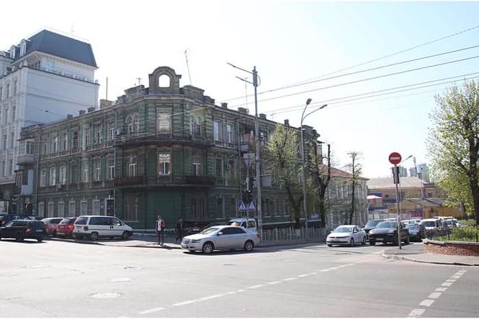 Вулицю Жилянську наполовину очистили від реклами (фото)