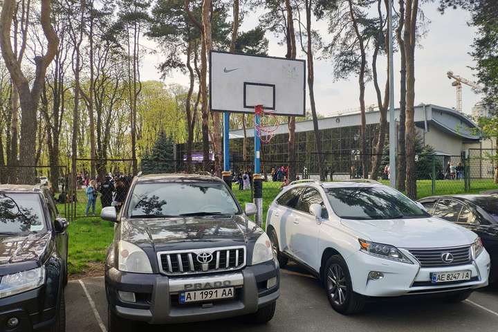 Чванливі водії у Києві попсували культовий баскетбольний майданчик і перетворили його на стоянку (фото)