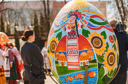   Під час Великодніх свят вінничани розмальовуватимуть велетенські писанки