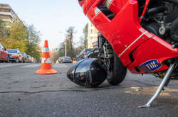 Від удару байкер впав і вилетів на зустрічну смугу