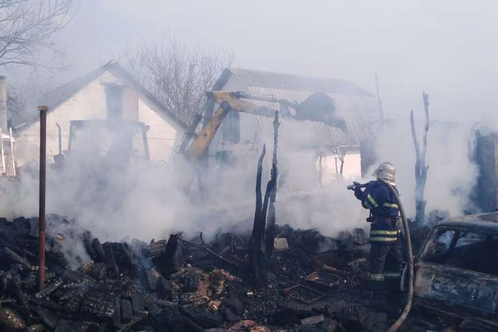 На Київщині сталася велика пожежа: вщент згоріли п’ять будівель (фото)