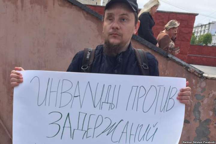 У Сімферополі сліпий чоловік вийшов на одиночний пікет проти затримань кримських татар 