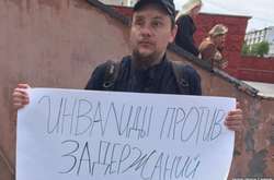 У Сімферополі сліпий чоловік вийшов на одиночний пікет проти затримань кримських татар 