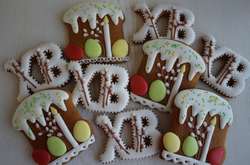 Дизайнер мебели создает невероятные пасхальные пряники с белой вышивкой