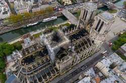  Пожежа в Соборі Паризької Богоматері сталася 15 квітня  