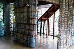 В Панаме строят деревню из пластиковых бутылок (фотофакт)