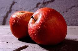 Ученые: употребление двух яблок в день защищает женщин от болезней сердца