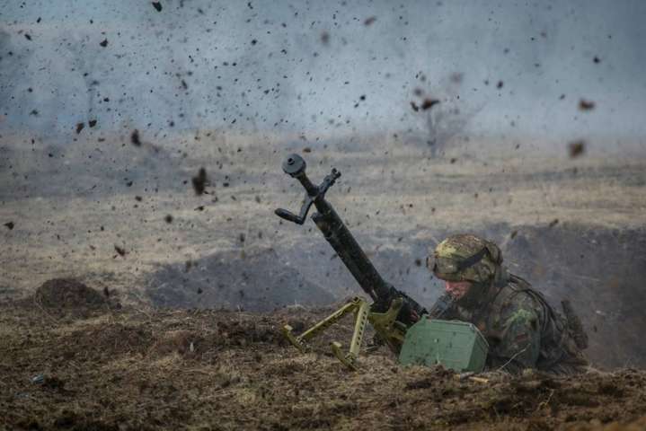 Бойовики на Донбасі стріляють з важкої артилерії: є поранений