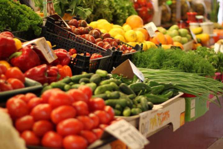 Пахуча зелень, свіжі овочі: де сьогодні у Києві пропонують недорогі продукти (адреси)
