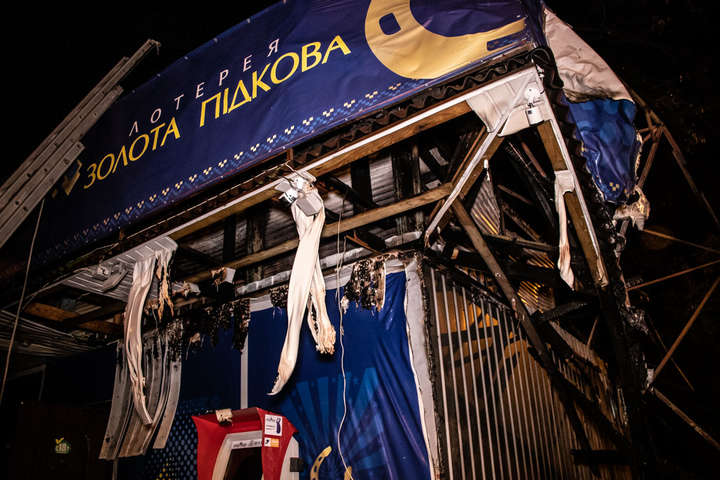 Вночі у Києві знову горів лотерейний кіоск (фото, відео)