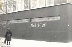 Лозунг, написаний на стіні будинку. 70-80 роки. Литва. Світлина: genocid.l 