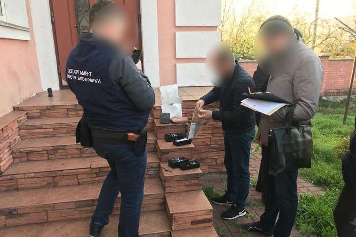 За місцем проживання службовця працівники поліції вилучили речові докази - Посадовця Держпраці у Київській області затримано за хабарництво