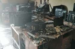 Внаслідок пожежі згоріла та пошкоджена комп'ютерна техніка, меблі, особисті речі, закопчені стіни та стеля кабінету
