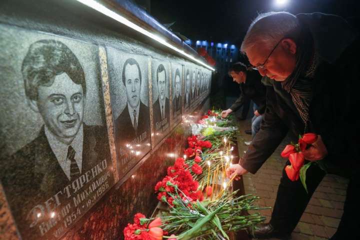 Вночі біля кургану «Героям Чорнобиля» запалять свічки і проведуть молебень
