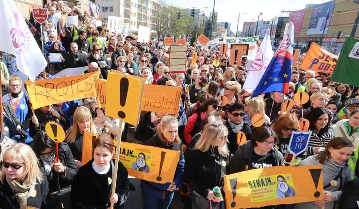 Вчителі у Польщі призупиняють страйк до вересня 