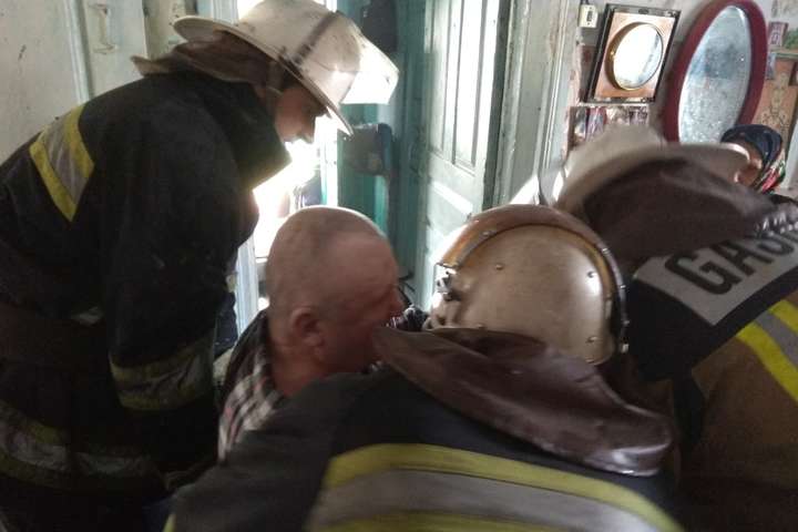 Під час пожежі на Київщині врятовано паралізованого чоловіка (фото)