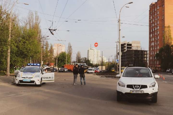 В Києві автомобіль на великій швидкості збив 11-річну дівчинку
