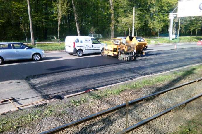  На Хмельницькому шосе розпочали ремонтувати дорожне покриття