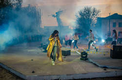 Руслана виступила на імпровізованій сцені, де були розставлені сотні запалених свічок у формі сонячного годинника