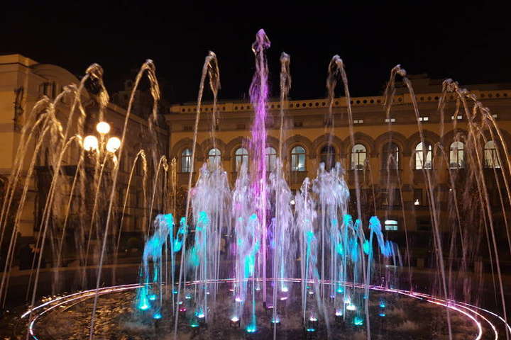 Біля Національної опери запрацював світломузичний фонтан (фото)