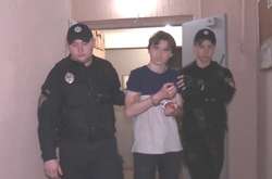 Правоохоронці у під'їзді вказаного будинку затримали хлопця