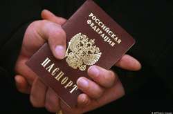 Кремль не став скасовувати через перемогу Зеленського роздачу російських паспортів на Донбасі