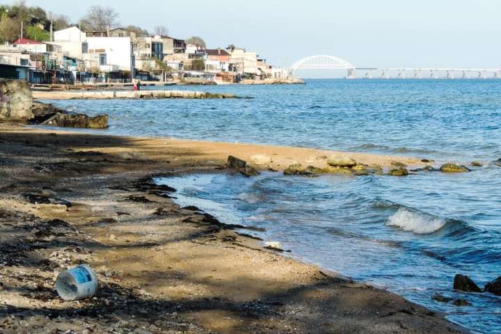В оккупированной Керчи разрушен один из старейших пляжей