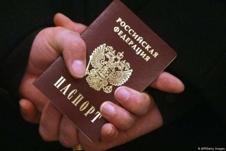 Кремль не стал отменять из-за победы Зеленского раздачу российских паспортов на Донбассе