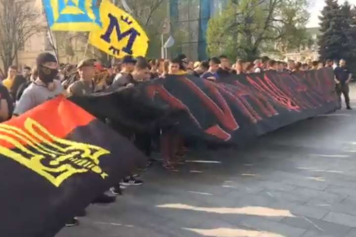 Харківські ультрас маршем відзначили 5-річчя пісні про Путіна