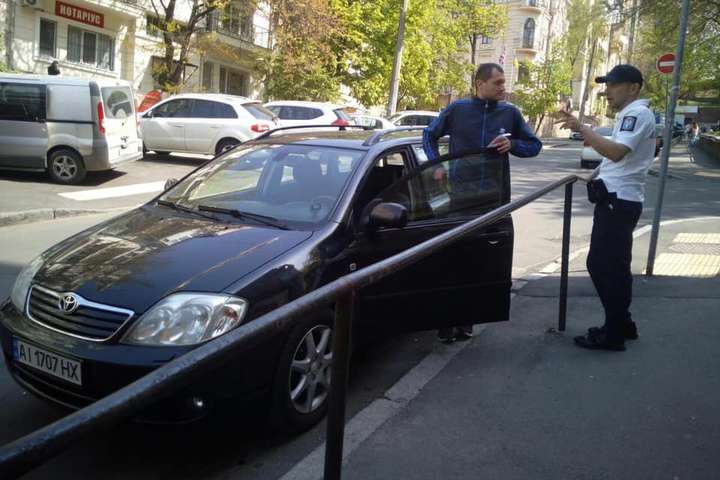 В Киеве начали работать инспекторы по парковке