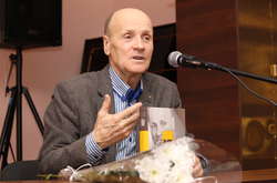 За словами Слабошпицького, в Україні мовне питання занадто політизоване