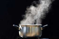 Матір винесла ємність з окропом на вулицю остудити, і коли на мить відволіклася - почула крики сина