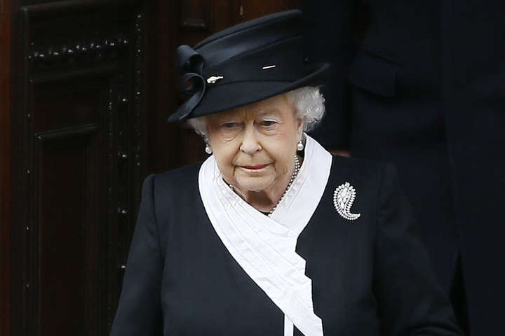 Британська королева з'явилась на похоронах своєї близької подруги (фото)