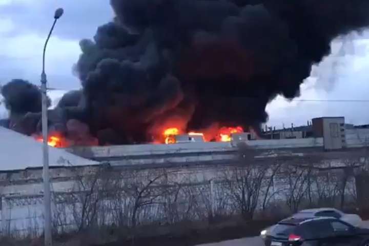 В Росії поблизу заводу, який виробляє балістичні ракети, загорівся склад (відео)