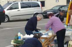 Скуплявся до Паски. Головного українського комуніста засікли на придорожньому базарі (фото)