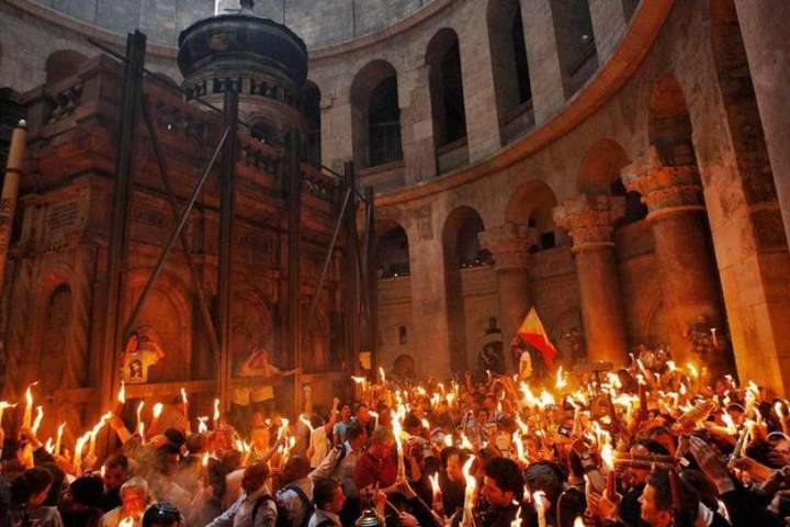 Тисячі вірян в Єрусалимі чекають появи Благодатного вогню