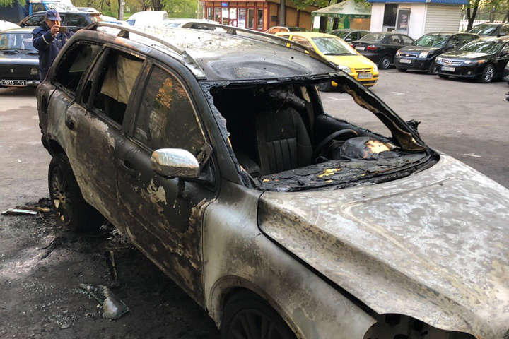У Дніпрі головному редактору газети спалили автомобіль