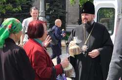  Митрополит Епіфаній роздав потребуючим людям пасхальні гостинці 