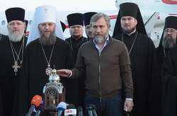 Митрополит УПЦ Антоний и Новинский привезли в Украину благодатный огонь