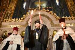 Благодатний вогонь вже прибув до Володимирського собору, де триває нічна великодня служба